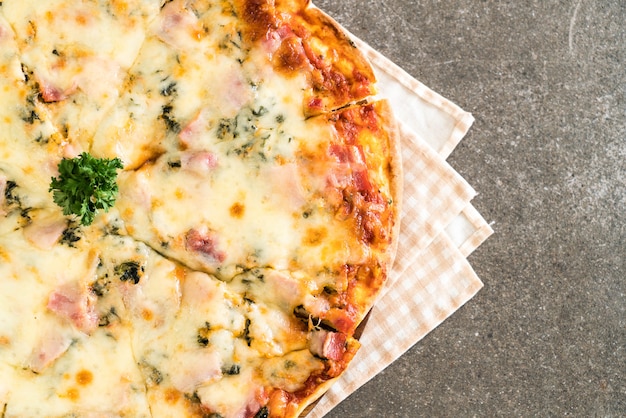 pizza con spinaci e pancetta