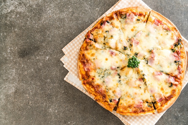 pizza con spinaci e pancetta