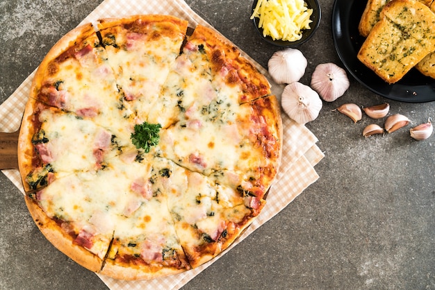 pizza con spinaci e pancetta