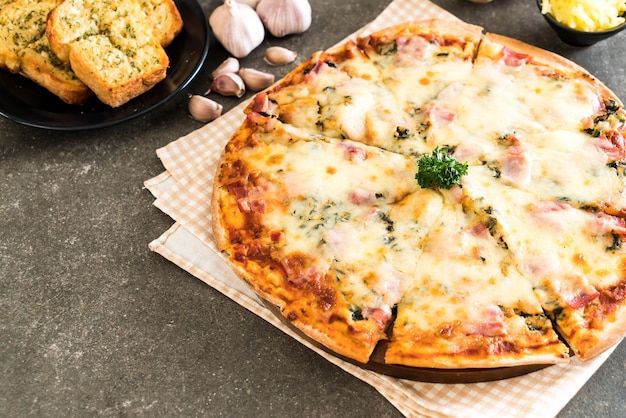 pizza con spinaci e pancetta