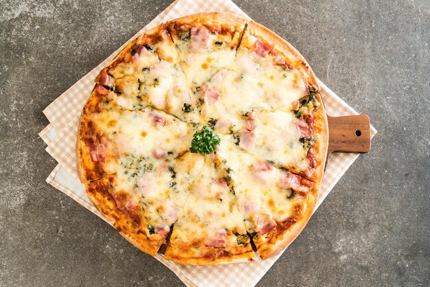 pizza con spinaci e pancetta