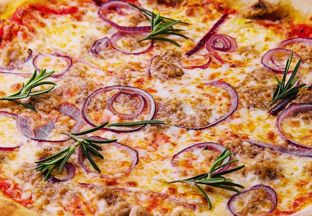 Pizza con tonno e cipolla rossa da vicino