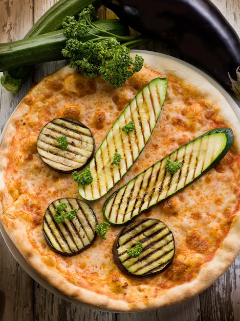 Pizza con zucchine e melanzane grigliate