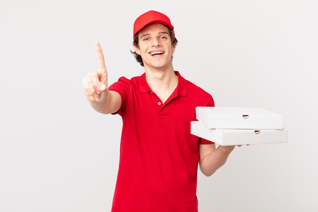 Pizza consegna uomo sorridente e dall'aspetto amichevole, mostrando il numero uno