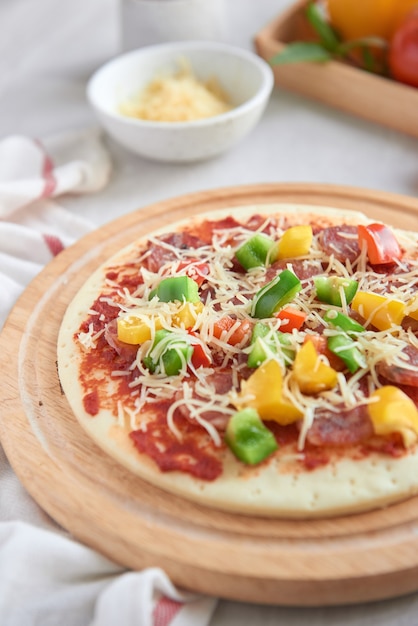 Pizza cruda con ingredienti