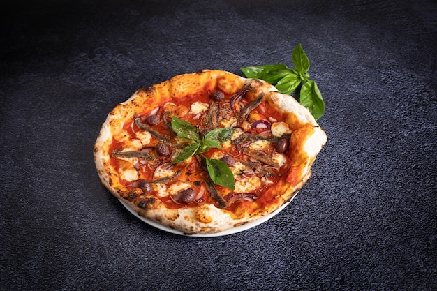 Pizza da cucinare con basilico