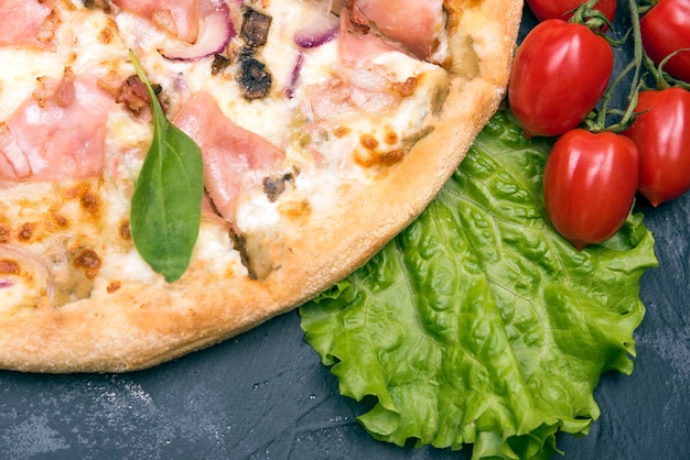 Pizza del primo piano con i funghi e il formaggio della pancetta