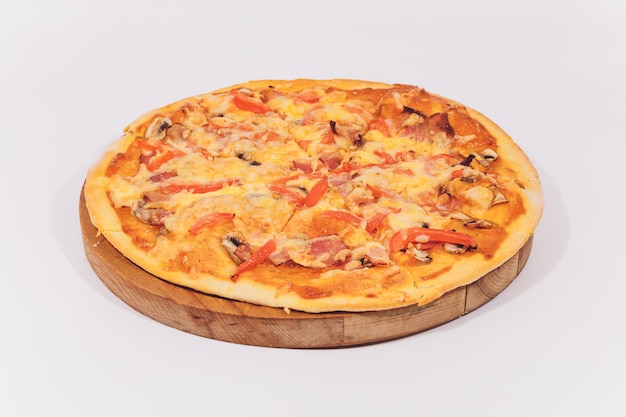 Pizza deliziosa con frutti di mare sul supporto di legno isolato su bianco.