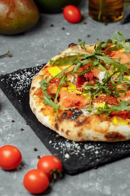 Pizza deliziosa con salmone e verdure. pizza italiana.