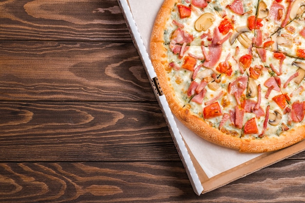 Pizza deliziosa con vista dall'alto di prosciutto