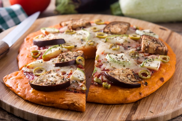 Pizza della zucca di autunno con le verdure sulla tavola di legno