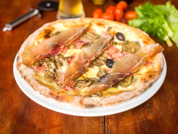 Pizza di Carne Assortita con Prosciutto e Olive