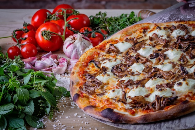 Pizza di funghi shimeji e crema di formaggio sul tavolo