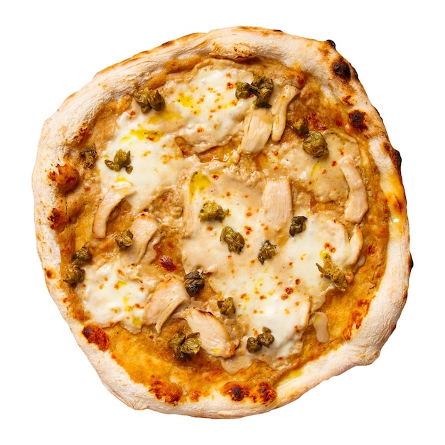 Pizza di pollo isolata con capperi e formaggio