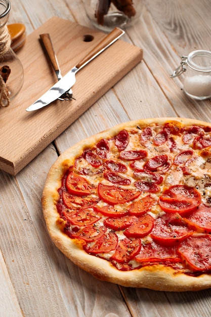 Pizza di quattro stagioni assortita sulla tavola di legno