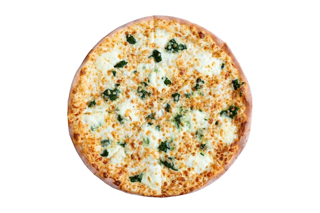 Pizza di spinaci con formaggio isolato su sfondo bianco. Vista dall'alto.