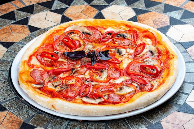 Pizza Diabola con chorizo e peperoncino Piatto piccante Sul tavolo di pietra