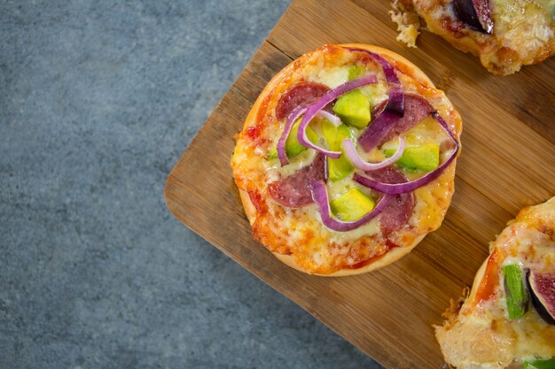 Pizza disposta su un vassoio di legno