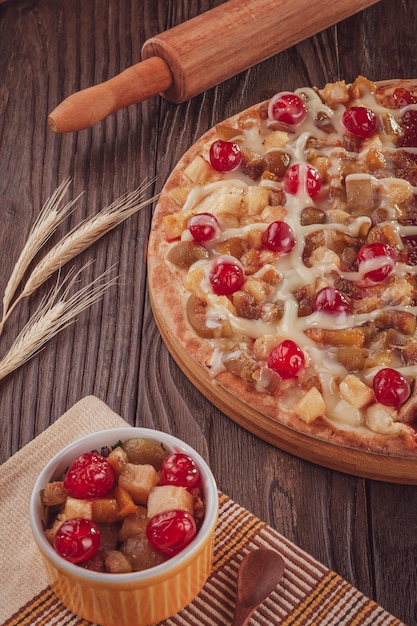 Pizza dolce brasiliana con frutta conservata e latte condensato. (Pizza California).