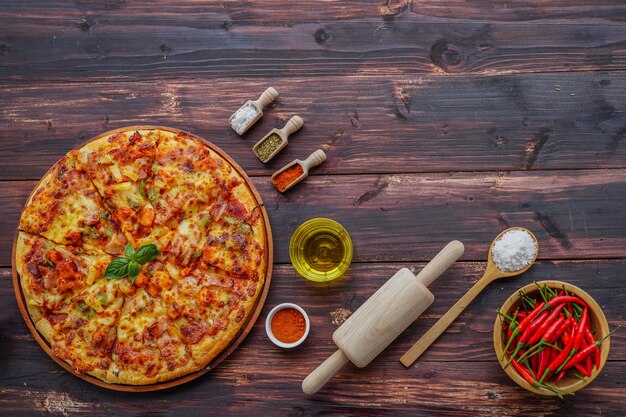 Pizza ed ingredienti su di legno con copyspace.