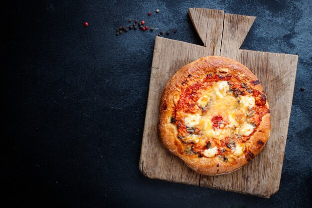 pizza fast food formaggio, salsa di pomodoro, focaccia con pomodoro su pasta spessa