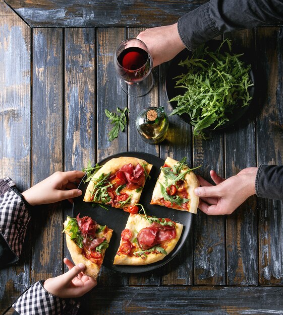 Pizza fatta in casa con bresaola