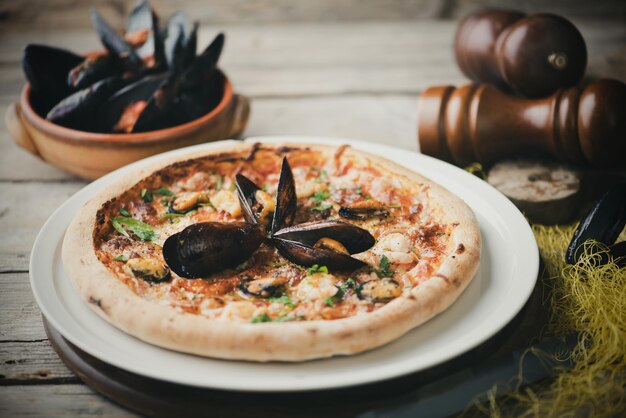 Pizza fatta in casa con cozze fresche close up