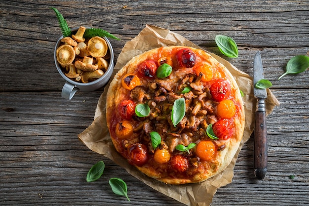 Pizza fatta in casa con finferli e basilico