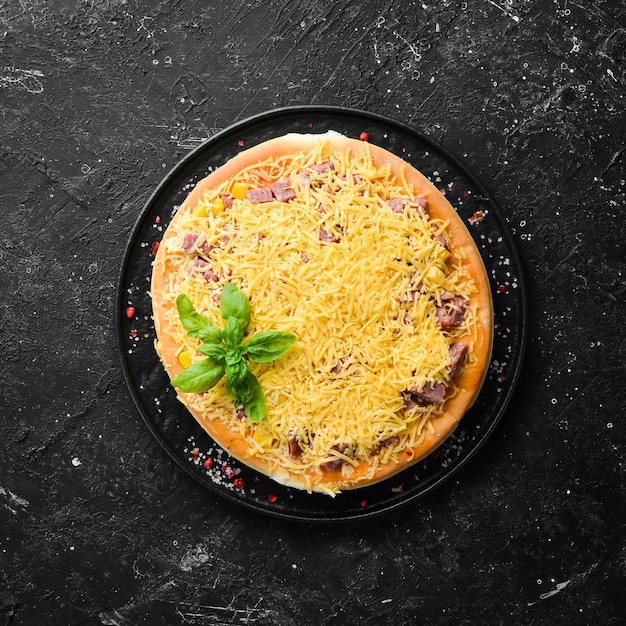 Pizza fatta in casa con formaggio di pollo e basilico Vista dall'alto Stile rustico