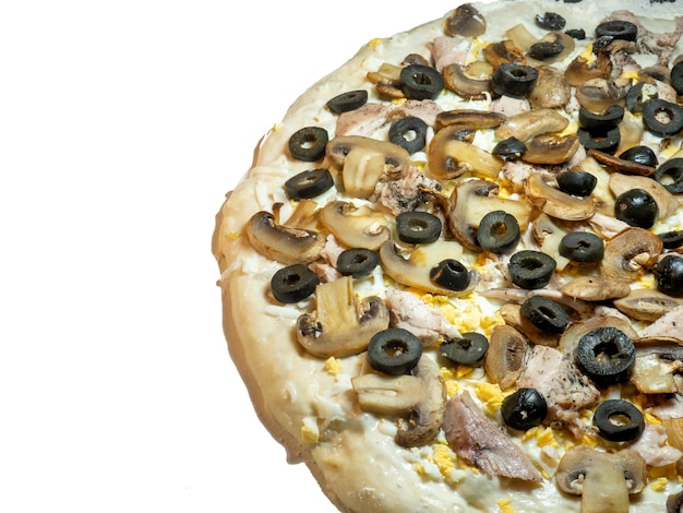 Pizza fatta in casa con funghi pollo e olive su un piatto bianco