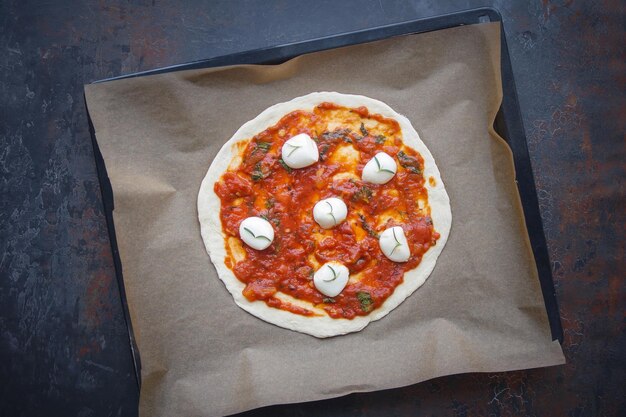 Pizza fatta in casa, Con mozzarella, pomodoro e carne, Dorso scuro