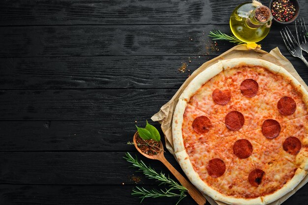 Pizza fatta in casa con paperoni di salsiccia Vista dall'alto spazio libero per il testo