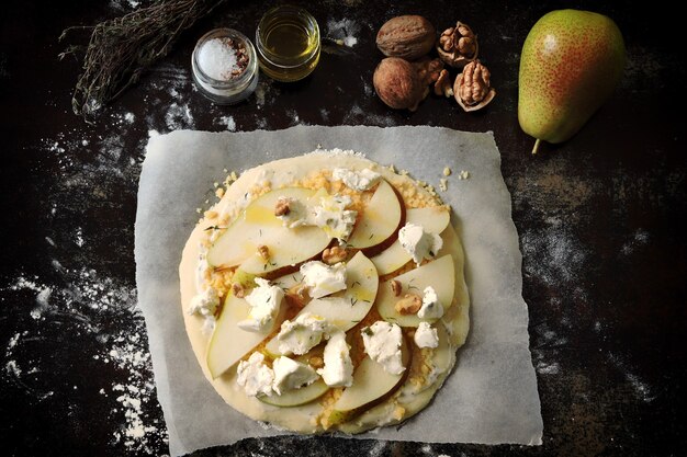 Pizza fatta in casa con pere e noci