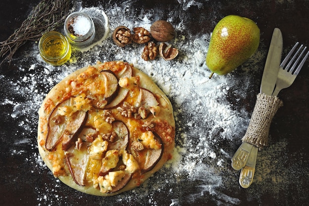 Pizza fatta in casa con pere, formaggi e noci.