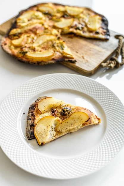 Pizza fatta in casa con pere, noci e gorgonzola