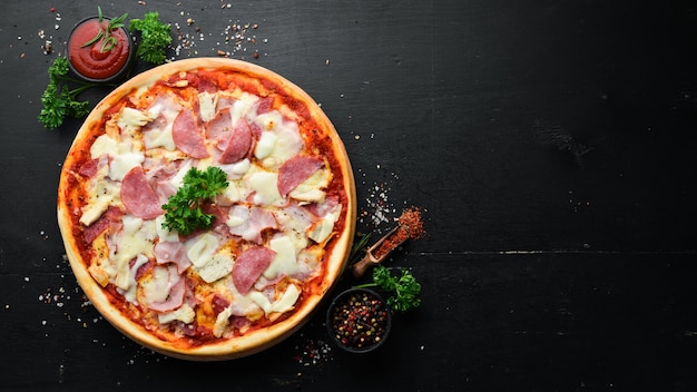 Pizza fatta in casa con pollo al bacon e salsiccia salame Vista dall'alto spazio libero per il tuo testo Stile rustico