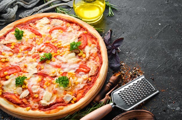 Pizza fatta in casa con pollo pomodori e mais Vista dall'alto spazio libero per il testo Stile rustico