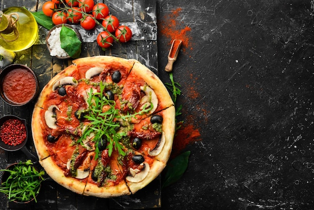 Pizza fatta in casa con pomodori secchi, funghi e olive. Cucina italiana. Consegna del cibo.