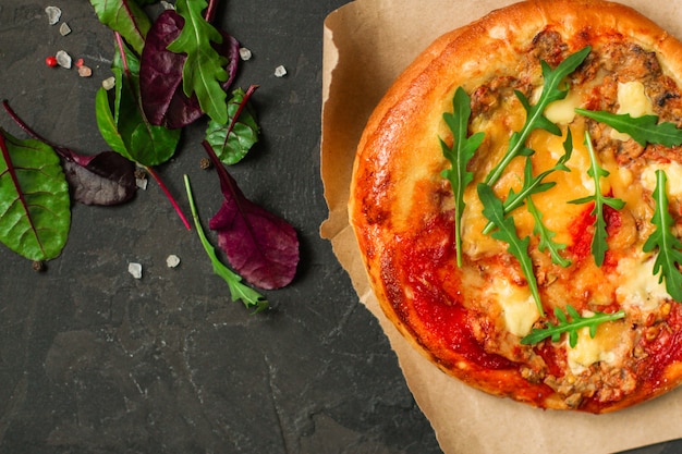 Pizza fatta in casa con pomodoro e formaggio