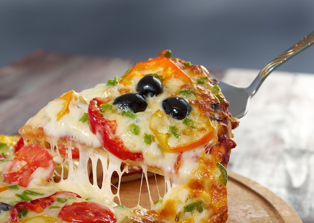 Pizza fatta in casa con pomodoro e melanzane