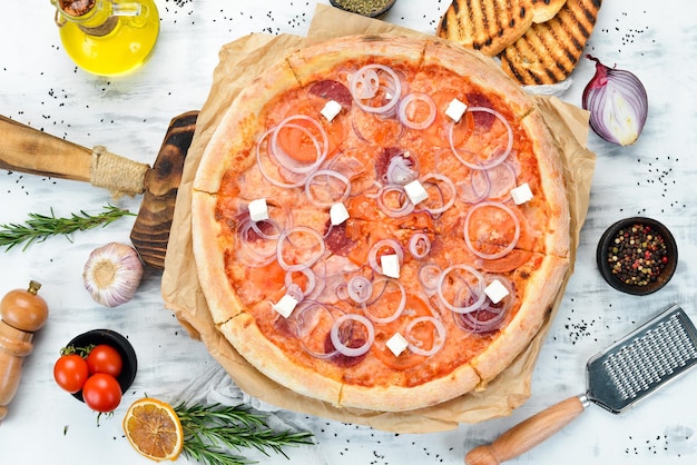 Pizza fatta in casa con salame feta e cipolla Vista dall'alto spazio libero per il testo