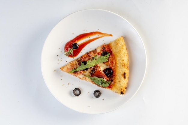 Pizza fatta in casa condita con prosciutto della foresta nera pomodori spezie olive nere su sfondo bianco