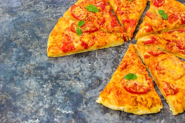 Pizza fatta in casa messa a fuoco selettiva. cibo e bevande.