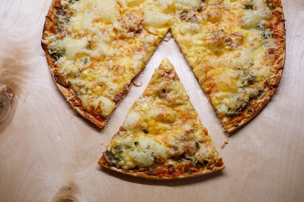 Pizza fatta in casa su una tavola di legno