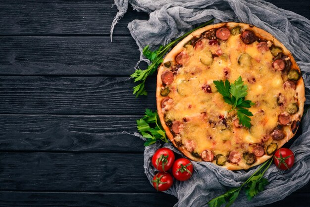 Pizza fatta in casa su uno sfondo di legno Vista dall'alto Spazio di copia