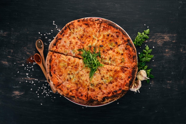 Pizza formaggi Mozzarella parmigiano Vista dall'alto su sfondo di legno Spazio di copia