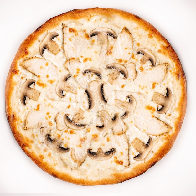 Pizza fresca con funghi, pollo e formaggio isolati su sfondo bianco. Copyspace. Vista dall'alto.