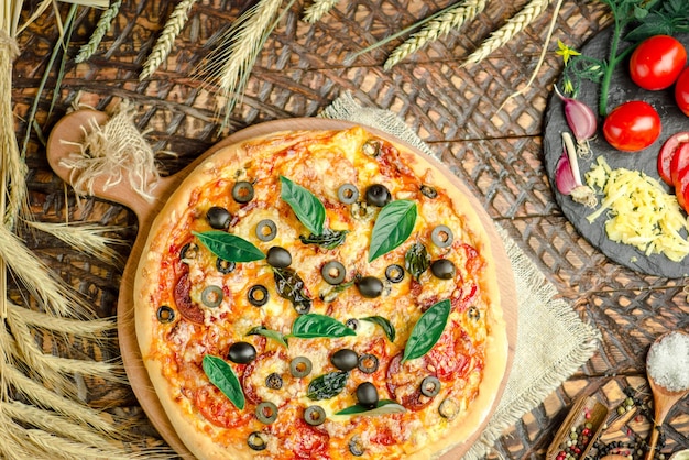 Pizza fresca con pomodoro e funghi