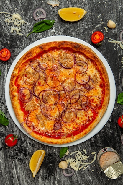 Pizza fresca con una tonnellata su fondo di legno