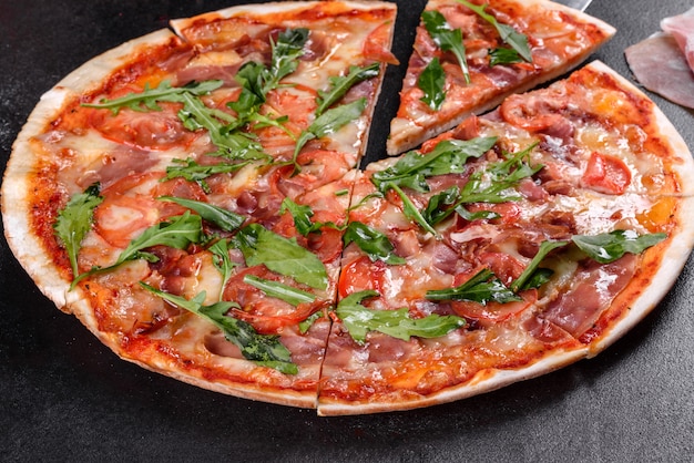 Pizza fresca cotta al forno con rucola